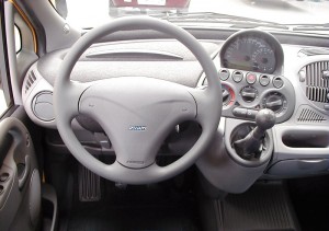 Interiér modelu Multipla před faceliftem. Po faceliftu se téměř nezměnil, až na volant.