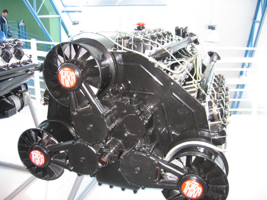 Třiřadový osmnáctiválcový motor