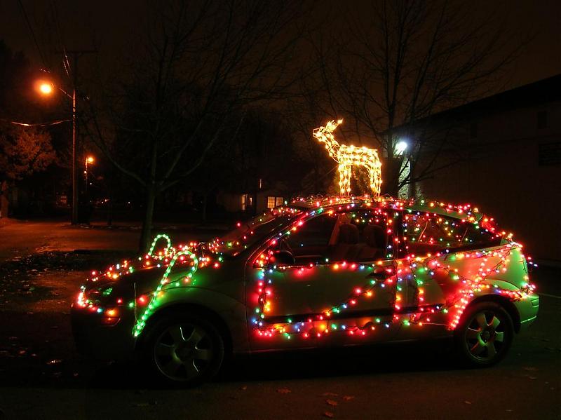 Typ 2 : Strhnite z vianočného stromčeka svetielka a ozdobte si ním svoje auto, na strechu ešte pridajte svietiaceho soba a svojho vianočného focusa už máte dokončeného.